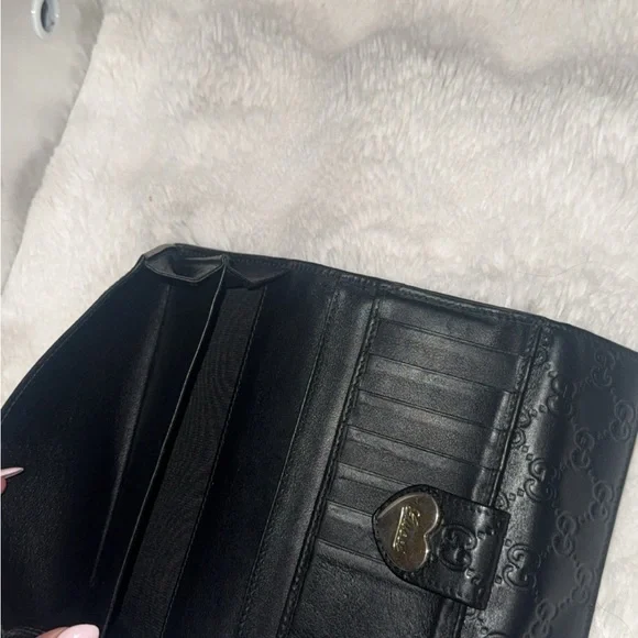 Large Vintage Gucci Black Embossed Leather GG Heart buckle Wallet - Picture 7 of 7